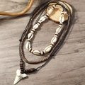 Dettaglio di conchiglie bianche naturali e perline di legno con pendente a dente di squalo - Stile Intrecciato a Strati Dente di Squalo Vintage (4)