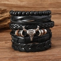 Detalle de un set de 6 pulseras de cuero para hombre con dije de cabeza de toro - Negro Con Cabeza de Toro