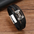 Detail eines mehrlagigen Lederarmbands mit silbernem Wikinger Thors Hammer Anhänger - Schwarz