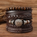 Detalle de pulseras de cuero multicapa con cuentas de madera y colgantes de metal estilo retro - Flor Color Café