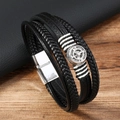 Dettaglio del bracciale in pelle multistrato da uomo con ciondolo a bussola e chiusura magnetica - Nero & Bianco