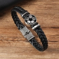 Makro-Detail von geflochtenem Leder-Fußballarmband mit Edelstahl-Faltschließe - Schwarz