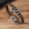 Detailansicht eines braunen Leder-Fussballarmbands mit Edelstahl-Klappverschluss - Kaffeebraun