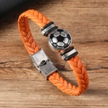 Makroaufnahme von orangefarbenem Leder-Fußballarmband mit Edelstahl-Verschluss - Orangerot