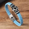 Detail des blauen geflochtenen Lederarmbands mit Fußballanhänger und Edelstahlverschluss - Himmelblau