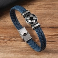 Detailansicht der Edelstahl-Schließe und des Fußball-Anhängers am Lederarmband - Marineblau