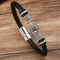 Dettaglio del bracciale in pelle intrecciata nera con ciondolo ad ancora e chiusura magnetica - Stile Ancora Nautica (款式7)