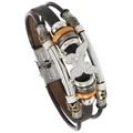Dettaglio macro del bracciale in pelle multistrato con farfalla in metallo e chiusura - Marrone
