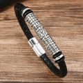 Dettaglio del bracciale in pelle nera intrecciata con ciondolo vichingo e chiusura magnetica - Stile Valknut Vichingo Nordico (款式8)