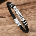 Dettaglio del bracciale in pelle intrecciata nera da uomo con ciondolo a croce gotica - Stile Croce Gotica (款式9)