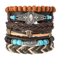 Detalle de conjunto de pulseras bohemias con cuentas de madera y dijes étnicos fondo blanco - Ojo