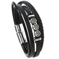 Detail eines mehrlagigen schwarzen Lederarmbands mit silbernen Lebensbaum-Anhängern - Schwarz