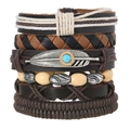 Dettaglio del set bracciale boho con ciondolo a piuma turchese e perline di legno - Stile Foglia Set