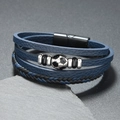 Detailansicht mehrlagiges Lederarmband mit Fußballanhänger und Magnetverschluss - Dunkelblau