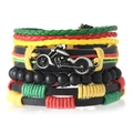 Détail d'un bracelet multicouche avec corde tressée, perles et pendentif moto argenté - Pendentif Moto