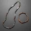 Détail d'un ensemble bohème collier et bracelet en perles de coco et pierres naturelles - Gris