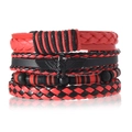 Dettaglio di bracciali multistrato in pelle con ciondolo aquila in metallo e perline rosse - Stile Aquila (Stile 1)