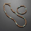 Détail des perles de noix de coco bohème et pierres vertes sur le collier et le bracelet - Vert olive
