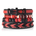 Détail d'un bracelet multicouche bohème en cuir avec croix en métal et perles rouges - Style Croix Ankh (Style 6)