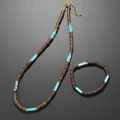 Détail de l'ensemble collier et bracelet bohème avec perles en turquoise et coque de coco - Bleu clair