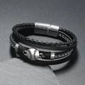 Détail macro du bracelet en cuir multicouche avec breloque baseball et fermoir magnétique - Baseball