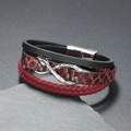 Detail eines mehrlagigen Herrenarmbands mit Schlangenkopf und Magnetverschluss - Burgunderrot