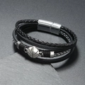 Détail d'un bracelet en cuir multicouche avec charm basket argenté et fermoir magnétique - Ballon de basket