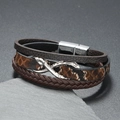 Nahaufnahme von Herren Lederarmband im Lagenlook mit silbernem Schlangenkopf-Detail - Kaffeebraun