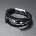Détail d'un bracelet multicouche en cuir tressé avec breloque foot et fermoir aimanté - Football