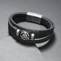 Nahaufnahme von mehrlagigem Herren-Lederarmband mit silbernem keltischem Knoten-Anhänger - Keltisches Knoten-Symbol (款式3)