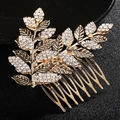 Detalle de peine para novia con diseño de hojas doradas y cristales en soporte negro - Peine para el Cabello de Hoja de Aleación Strass (HS-J4177A) / Dorado (HS-J4177A)