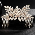 Detalle del peine de novia con hoja dorada y pedrería blanca sobre fondo negro - Peine de Cabello Estilo Hoja Dorada (HS-J3794G)