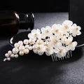 Détail d'un peigne de mariée avec pétales en mousseline, perles et cristaux - Peigne à Cheveux en Perles Artificielles et Pétales de Mousseline (HS-J4466) / Blanc (HS-J4466)