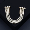 Vue détaillée du bijou de tête de mariée à trois rangs de perles avec peignes dorés - Chaîne à Cheveux Perles Blanches Triple Couche (HS-J6307)