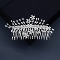Détail macro d'un peigne à cheveux de mariée en alliage argenté avec cristaux brillants - Peigne à Cheveux Branche Élégante Strass (HS-J6271) / Argent (HS-J6271)