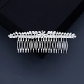 Vue détaillée d'un peigne à cheveux de mariée argenté avec des zircons brillants ciselés - Peigne à Cheveux Symétrique Zirconium Métal Argent (HS-J6296)