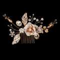 Détail d'un peigne à cheveux de mariée avec fil doré, fleurs roses et strass étincelants - Peigne à Cheveux Floral Main Métal Or (HS-J6364)