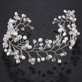 Détail macro d'un diadème de mariée fait main avec perles blanches et cristaux argentés - Diadème en Perles Artificielles Fil d'Argent (HS-J3329) / Argent (HS-J3329)