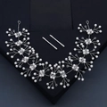 Détails de la vigne à cheveux de mariée avec perles blanches et cristaux sur fil d'argent - Ensemble Vigne à Cheveux et Barrette Mariage (HS-J6358)