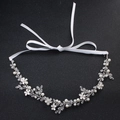 Détail de bandeau de mariée avec perles blanches et cristaux sur fil d'argent - Bandeau Cheveux Perle Strass Fil d'Argent (HS-J4637S)