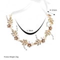 Goldenes Braut Stirnband mit weißen Blumen, Perlen und Strass auf weißem Band - Gold (HS-J6253)