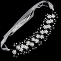 Détail de bandeau de mariée avec fleurs en tissu blanc, perles et rubans en mousseline - Accessoire Fleur en Tissu Blanc Tissé Main (HS-J6538)