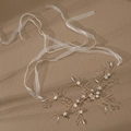 Vista dettagliata della fascia da sposa artigianale con filo dorato, fiori e perline - Oro