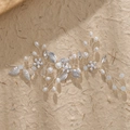 Dettaglio della fascia da sposa fatta a mano con perle bianche e cristalli su carta beige - Stile Argento (HS-J6648S) / Argento