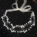 Tralcio per capelli da sposa argento con fiori bianchi e nastri su sfondo stellato - Argento