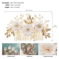 Dettaglio di fiori in argilla bianca, perle e strass sul pettine per capelli da sposa - Stile Oro Elegante a 3 Fiori (HS-J7269G)