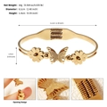 Dettaglio del bracciale con farfalla e fiore placcato oro 18K con design ad apertura - Stile Farfalla Fiori Traforato (BS-J5591G)