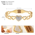 Dettaglio del bracciale cuore dorato con apertura a cerniera e strass lucidi - Stile Cuore Traforato Pavé di Strass (BS-J5594G)