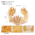 Detailsicht des goldenen Sonnenblumen-Armreifs mit Maßen und offenem Design-Konzept - Seegras-Blumen-Stil (BS-J5619G)
