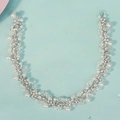 Detalle de diadema nupcial con perlas y cristales sobre fondo azul claro suave - Plateado